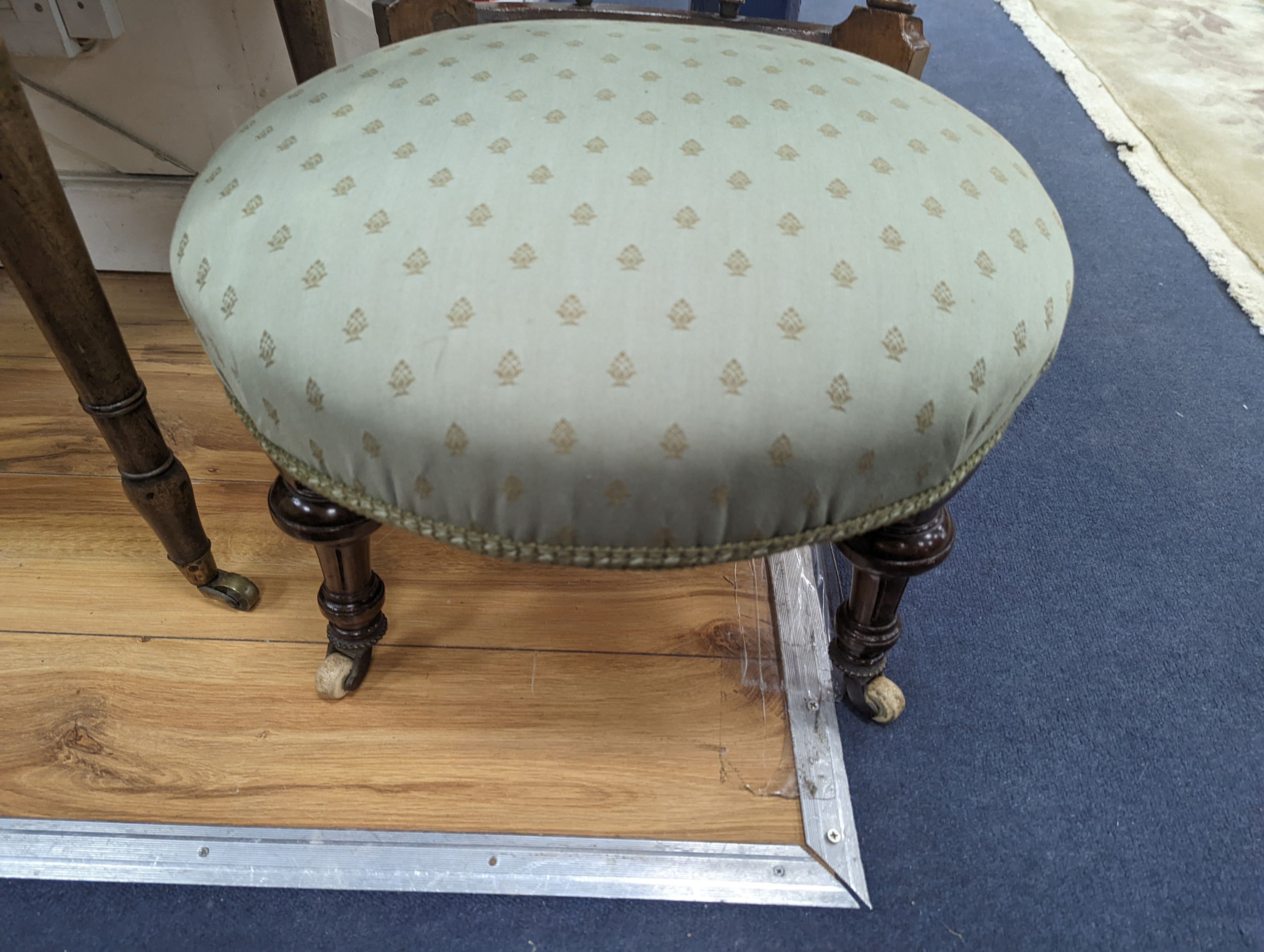 A Victorian walnut nursing chair. H-57cm.